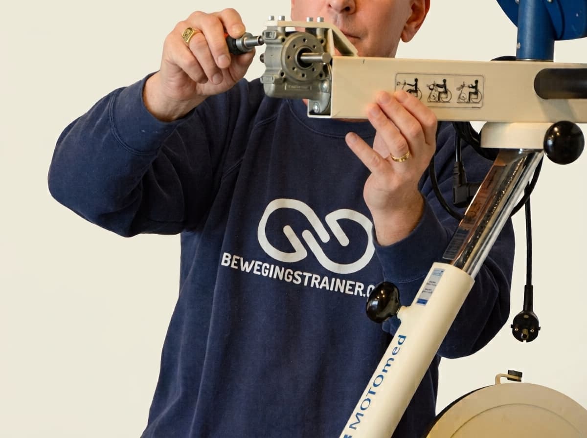 Monteur van onze technische dienst voert onderhoud uit aan een MOTOmed bewegingstrainer